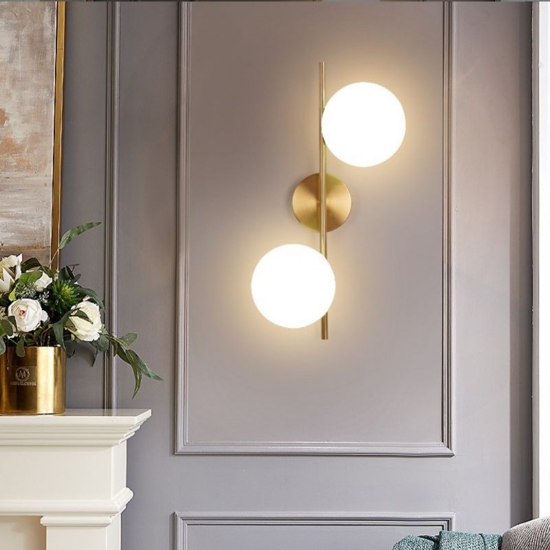 Applique da parete metallo oro con 2 sfere in vetro bianco attacco G9 lampada design moderno minimal