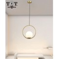 Lampadario a sospensione cerchio metallo con sfera in vetro bianco attacco E27 oro design moderno minimal