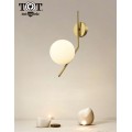 Applique da parete metallo oro con sfera in vetro bianco attacco E27 lampada design moderno minimal