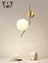 Applique da parete metallo oro con sfera in vetro bianco attacco E27 lampada design moderno minimal